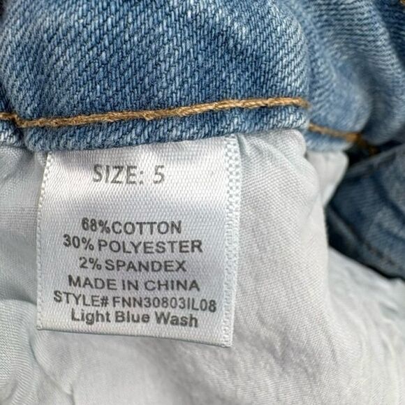 Fashion Nova Mid Rise Stretch Denim Shorts in Light Blue Wash Size 5 - Picture 7 of 8